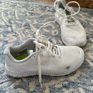 GUC Nike free rn sz 5Y